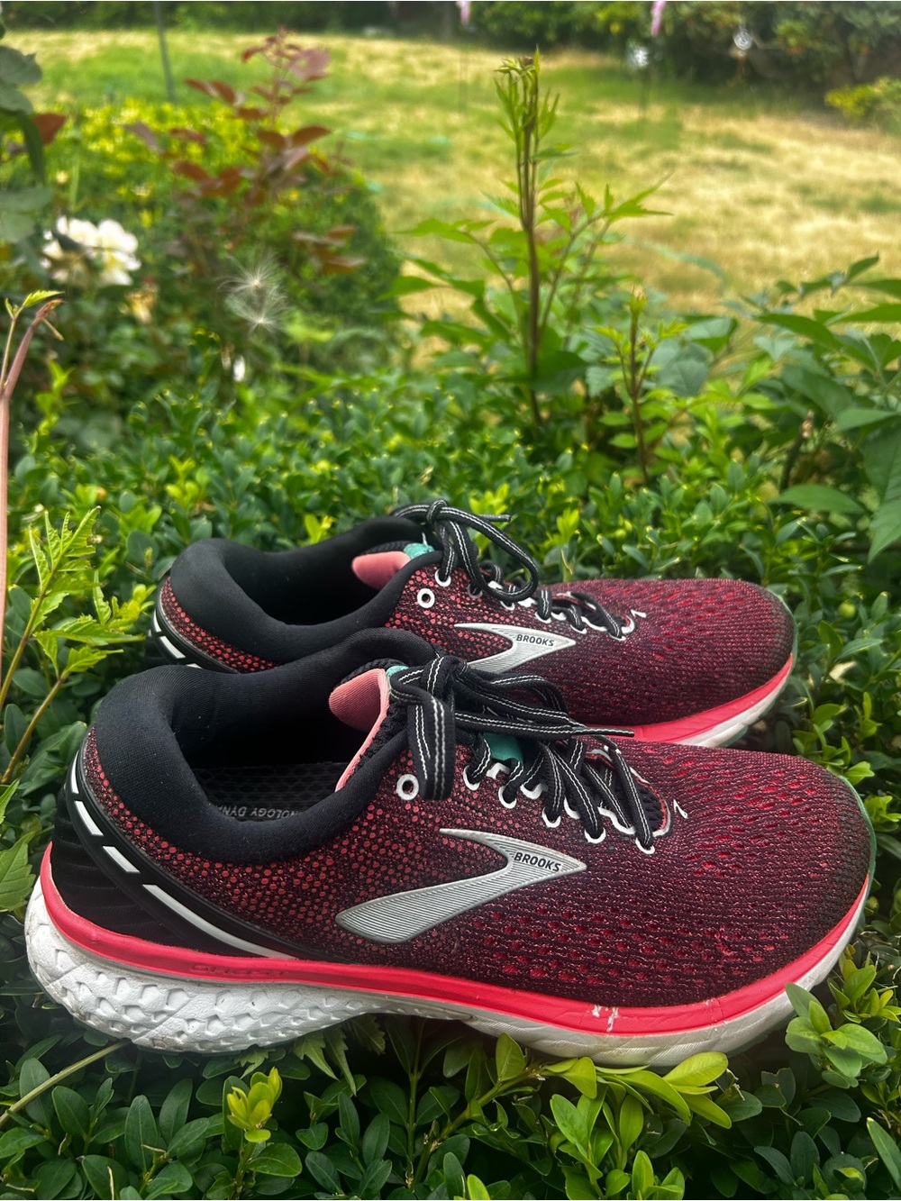 Brooks Ghost 11 Women's Burgundy and Black with Pink Accents Sneakers Size 9